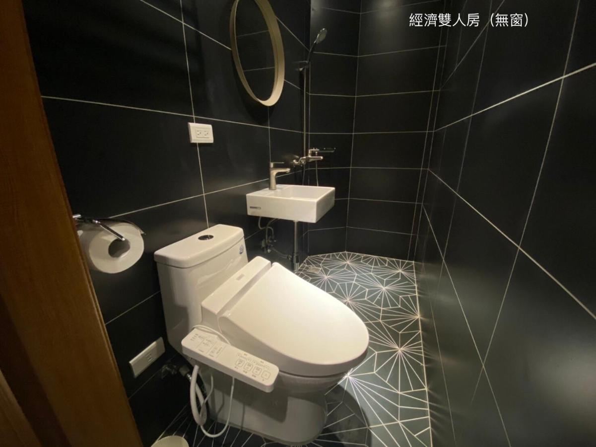 良文旅2館ryou Hotel Vintage - II Тайнань Экстерьер фото