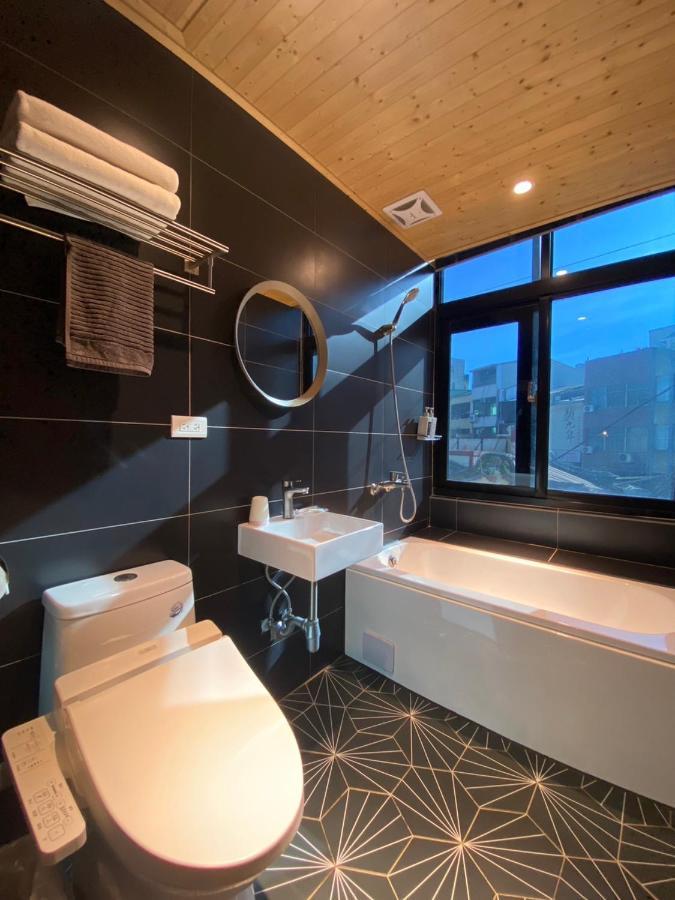 良文旅2館ryou Hotel Vintage - II Тайнань Экстерьер фото